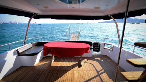 ein roter Tisch auf dem Heck eines Bootes in der Unterkunft Private Luxury Bosphorus Yacht 2 Continents Experience in Istanbul