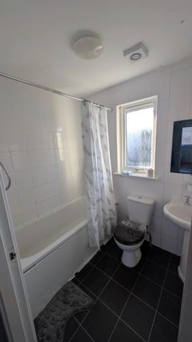 爱丁堡Casa Porcians的带马桶、浴缸和水槽的浴室