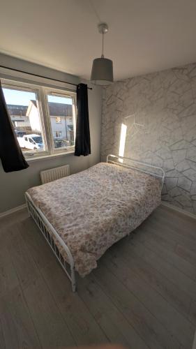 爱丁堡Casa Porcians的一间带床和石墙的卧室