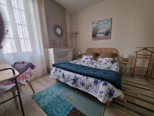 Giường trong phòng chung tại Calme et confort centre ville avec parking privé