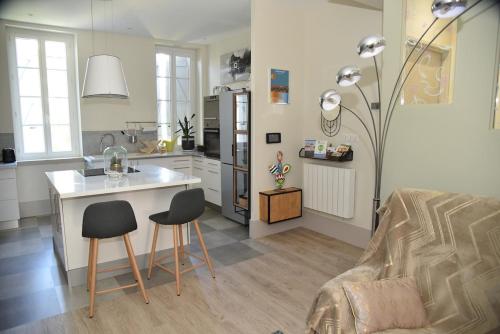 Nhà bếp/bếp nhỏ tại Calme et confort centre ville avec parking privé