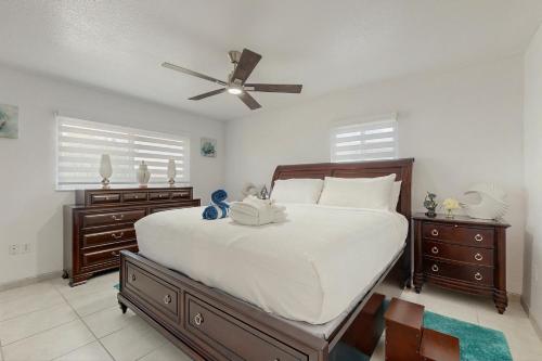 una camera con un grande letto e un ventilatore a soffitto di Coral Delight a Key Largo