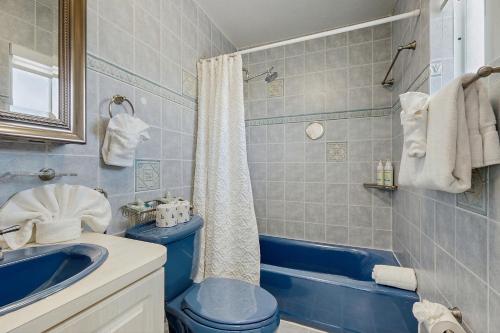 bagno con servizi igienici blu e lavandino di Coral Delight a Key Largo