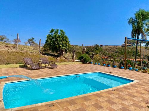 una piscina en medio de un patio en Chácara Aconchegante Vista Linda com Roupa de Cama, en Socorro