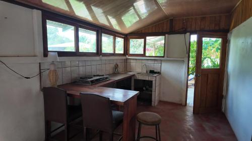 Kuchyň nebo kuchyňský kout v ubytování Rustic two bedroom house right by the Chirripo river