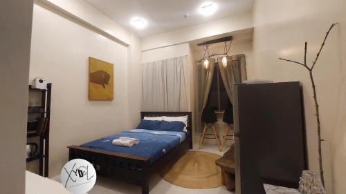 Un dormitorio con una cama y un televisor. en Xybel Studio, en Baguio