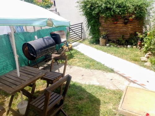 um canhão ao lado de um banco em um pátio em Hogar "Doña Lucia" Para 3 Personas COCHERA PRIVADA GRATIS em Mar del Plata