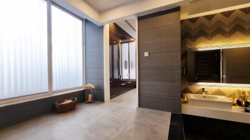 Ένα μπάνιο στο Haven Lodge - 5BR Luxury Retreat in DHA Phase 6