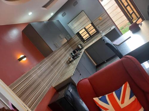 een bovenaanzicht van een woonkamer met een rode bank bij The Home Apartments in Kolwezi