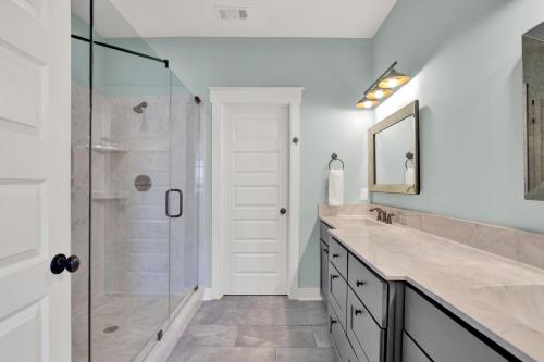 Et badeværelse på Midtown Pointe