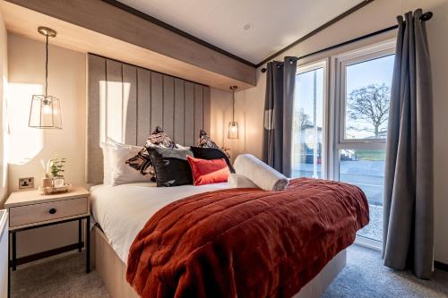 Ένα ή περισσότερα κρεβάτια σε δωμάτιο στο Lodge No 133 Hot Tub Stewart's Resort Cameron