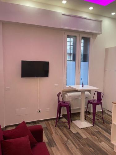 TV/trung tâm giải trí tại Mini white Apartment