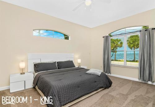 Кровать или кровати в номере Indian River Tranquil Waterfront Retreat
