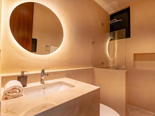ein Badezimmer mit Waschbecken und Spiegel in der Unterkunft Peregrina Tulum 110 1BR Condo with Jacuzzi in Tulum
