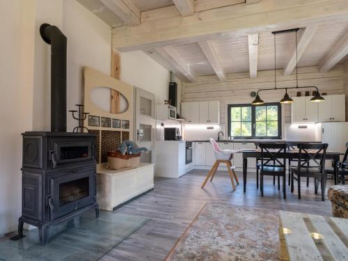 cocina y sala de estar con fogones y mesa en Chalupa Jesenka, en Sobotín
