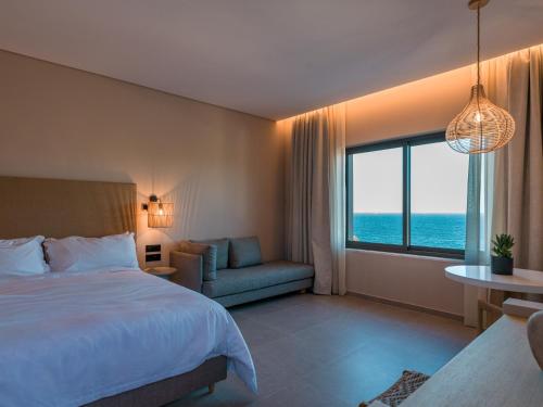 Ένα ή περισσότερα κρεβάτια σε δωμάτιο στο Heromylos Resort And Spa