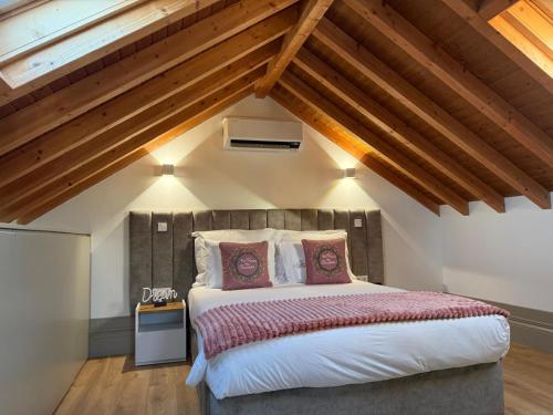 En eller flere senge i et værelse på Pinheiro Houses's- Luxury Apartment's