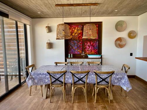 een eetkamer met een blauwe tafel en stoelen bij Increíble casa primera lineal Playa Morrillos in La Hacienda