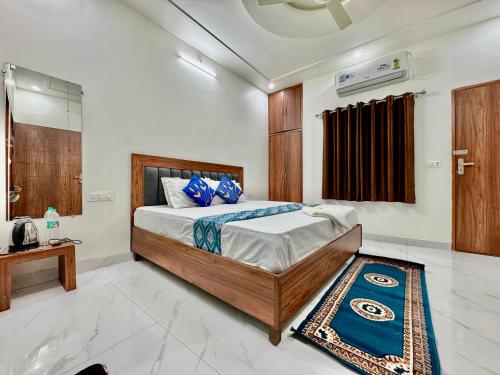 a bedroom with a large bed in a room at Shree Hanumat Kripa Dham in Vrindāvan