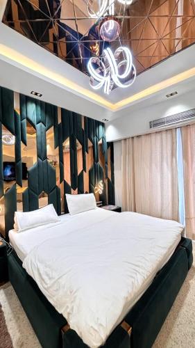 Ένα ή περισσότερα κρεβάτια σε δωμάτιο στο The Awadh Luxe