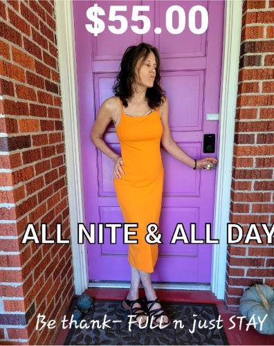 una donna in piedi davanti a una porta viola di Beach Go-Boho Private FIFTY DOLLARS Room Coffee - Tea FREE! INSTANT BOOK a Brunswick