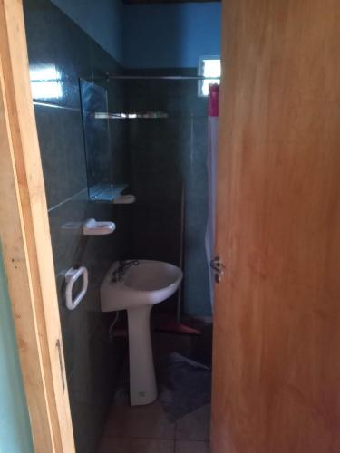 a bathroom with a sink and a shower and a toilet at Casa Aleluna in Villa Giardino