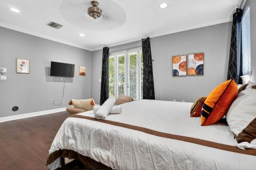 ein Schlafzimmer mit einem großen Bett und einem Fenster in der Unterkunft Fort Lauderdale Villa Private Pool - Rooftop in Fort Lauderdale