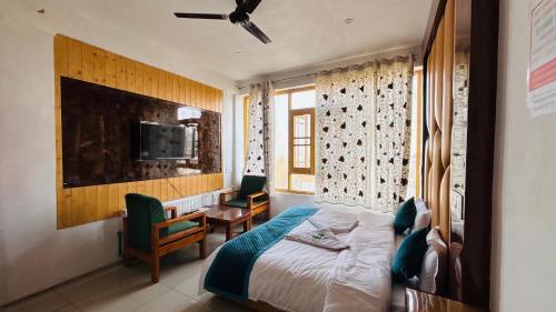 Postel nebo postele na pokoji v ubytování Gulmarg GS Residency Hotel