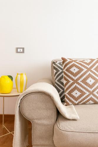 The Boutique Houses - Spacious Apartment with Balcony - M3 Repubblica 2 stops to Montenapoleone Duomo , 1 stop to Central Station - Milan City Center
