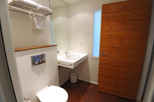 圣沙蒙L Hermitage的浴室里有洗手池、马桶和镜子。