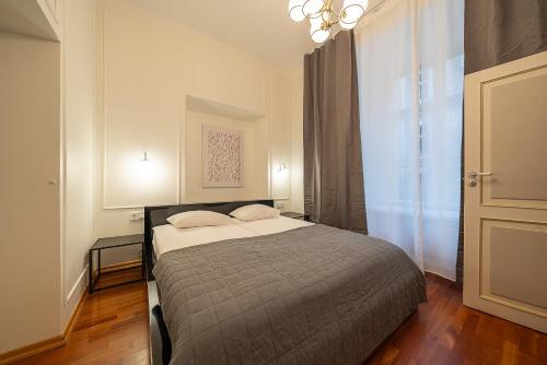 塔林Old Town - Best Location Apartment的一间带床的卧室，位于一间有窗户的房间里