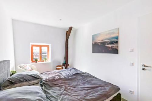 LUNIQ - Suite Marienborn mit Domblick - Klima - Parken في ليمبورغ ان دير لان: سرير في غرفة مع صورة على الحائط