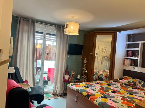 En eller flere senge i et værelse på Studio la magie de Noël