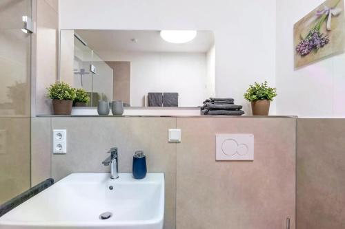 LUNIQ - Suite Marienborn mit Domblick - Klima - Parken في ليمبورغ ان دير لان: حمام مع حوض ومرآة