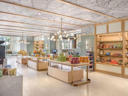 Signia by Hilton Orlando - An Official Walt Disney World Hotel في أورلاندو: متجر ممتلئ بالكثير من العناصر المعروضة