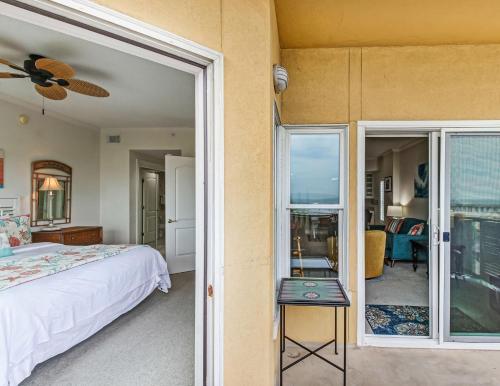 Ένα ή περισσότερα κρεβάτια σε δωμάτιο στο Sandpiper Seaview 201