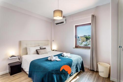 Ένα ή περισσότερα κρεβάτια σε δωμάτιο στο #164 Saradel 42 by Home Holidays