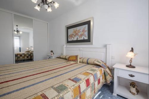 En eller flere senge i et værelse på Apartamento frente al mar con jacuzzi interior