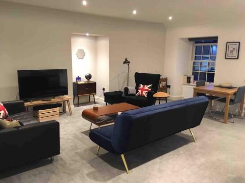 Μια τηλεόραση ή/και κέντρο ψυχαγωγίας στο Modern loft style apartment in converted church