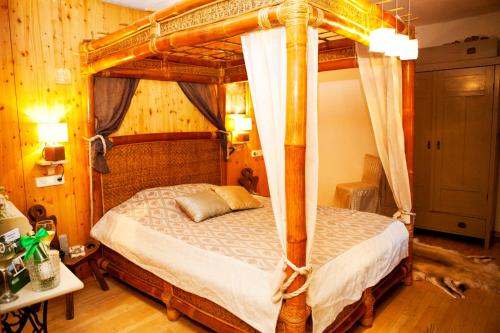 a bedroom with a canopy bed in a room at CottageNumber9 in Leiben