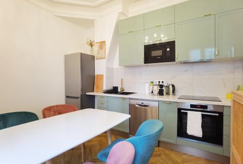Haussmann 2BR Apt in Le Marais for 6 & 3mns to metro