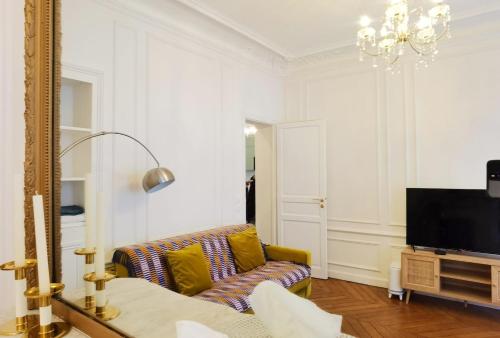 Haussmann 2BR Apt in Le Marais for 6 & 3mns to metro