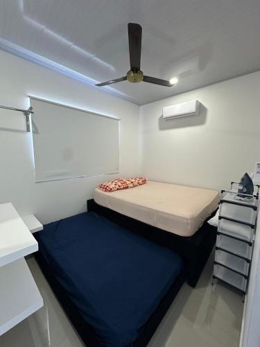 a small room with two beds and a ceiling fan at Fantastico Apto 2 Hab con Parqueo in Montería