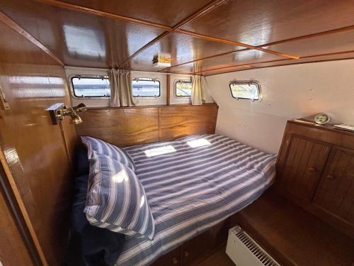 Postel nebo postele na pokoji v ubytování Bateau Gré - Sur le quai