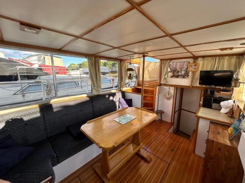 Kuchyň nebo kuchyňský kout v ubytování Bateau Gré - Sur le quai