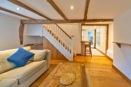 un soggiorno con un divano e un tavolo di Charming 1 Bedroom Period Cottage in Sevenoaks a Chevening