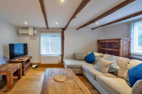 un soggiorno con un divano e un tavolino da caffè di Charming 1 Bedroom Period Cottage in Sevenoaks a Chevening