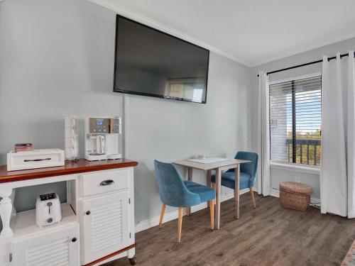 a room with a desk and a table and chairs at Oceanview Bliss in Tybee Island