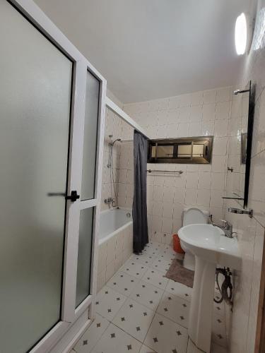 Ένα μπάνιο στο Appartement deux chambres-salon