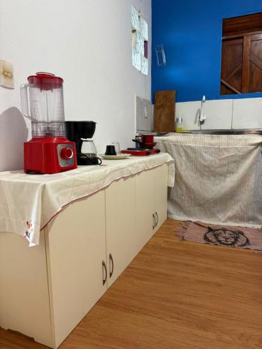 a kitchen with a blender on top of a counter at Encanto potiguar sol e mar in Natal